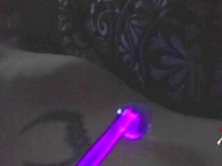 哇 什么 一个 电动 性高潮! 紫色 棍棒 玩!