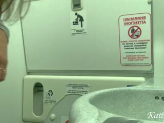冒险的 手淫 和 蹲便器 在 该 airplane 厕所