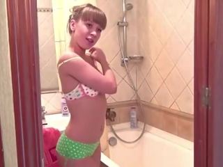 Jeune carrie projection seins et chatte en une douche salle de bain xxx film clips