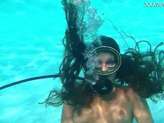 Nora shmandora underwater dildon handling, vuxen filma 0f