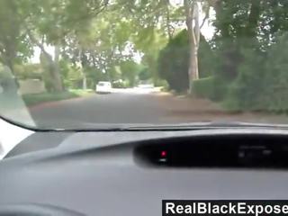Realblackexposed - sexy vollbusig schwarz hat spaß auf ein zurück sitz auto