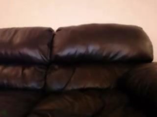 Rödhårig på en läder soffan på 4xcams.com