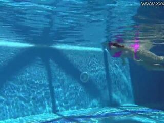 Enticing 杰西卡 lincoln swims 裸 在 该 水池: 自由 成人 视频 77