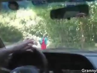 Tua wanita jalang mendapat dipaku di itu mobil oleh sebuah orang asing
