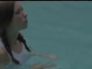 Brooke në the duke notuar pishinë