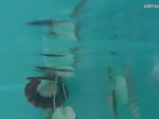 Erinomainen groovy vedenalainen uinti söpöläinen rusalka