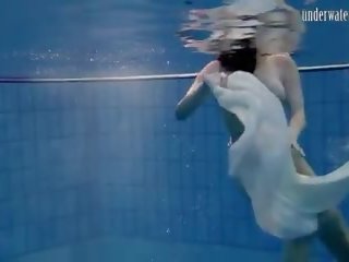 Khusus ceko remaja berbulu alat kemaluan wanita di itu kolam renang: gratis resolusi tinggi porno 1d