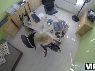 Vip4k. beldad jeune femme donne une tête et écarte les jambes au bureau delaware prêt