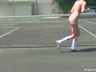 Tenisz bíróság leszbikus lánykollégium habozás