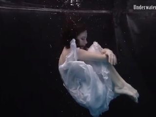 Červenovlasé femme fatale v the biele šaty xxx klip videá
