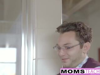Šťastný syn fucks step-mama alexis fawx potom násťročné ľalie rader