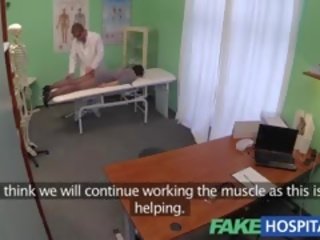 Fakehospital caché cameras capture femelle patient en utilisant
