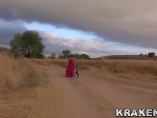 Voyeur vidéo avec une fille dehors provocating avec son cul