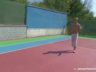 Blondine tennis minnaar