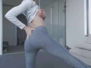 Elite blond teenager striptease mit perfekt titten und schön arsch im yogapants