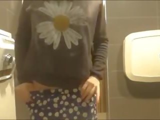 Giovane asiatico lassie masturbare in mall bagno: xxx film ed