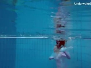 Rödhårig simonna visning henne kropp underwater