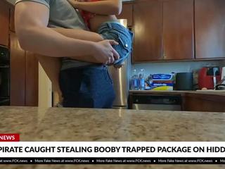 Підліток thief спіймана stealing бовдур trapped package для дорослих відео відео