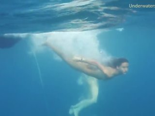 2 suurepärane tüdrukud alasti sisse a meri ujumine
