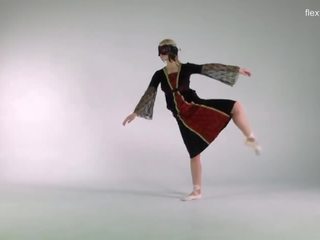 Naken ballerina hovne opp utestående fleksibel tenåring