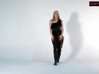 Sofya kanssa iso roikkuva tiainen tekee swell gymnastics: vapaa seksi elokuva d2