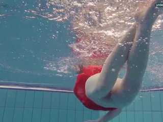 Röd klädd tonårs simning med henne ögon opened