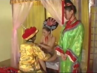 Kineze emperor fucks cocubines, falas e pisët film 7d