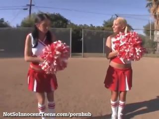 Nxehtë treshe me 2 cheerleaders!