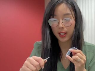 迷人 亚洲人 医 学生 在 眼镜 和 自然 的阴户 乱搞 她的 tutor 和 得到 creampied
