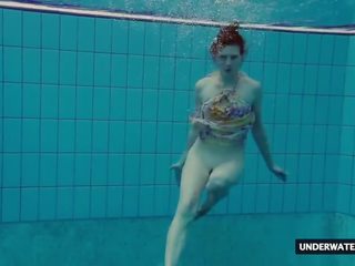 Heet groot titted tiener lera zwemmen in de zwembad