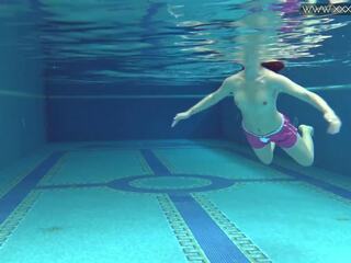 Publisks rented peldēšanas basejns par jums zēni ar adolescent dee