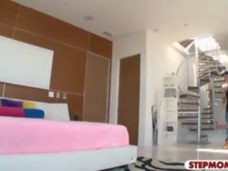 Seksi milf dan remaja babe menakjubkan bertiga dalam yang bilik tidur