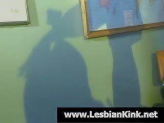 Lesbians në lateks shuplakë vitheve e tyre nxehtë rreth gomarë
