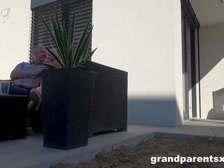 जगाया द्वारा मेरे grandparents में the गार्डेन, x गाली दिया वीडियो 00