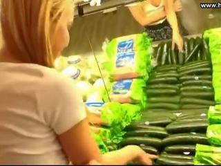 Trẻ người phụ nữ fucks dưa chuột trong công khai supermarket