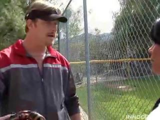 Seksualu brunetė mergaitė gauna pakliuvom iki jos softball treneris